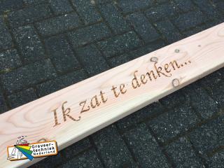 Plank met tekst rugleuning bank graveren